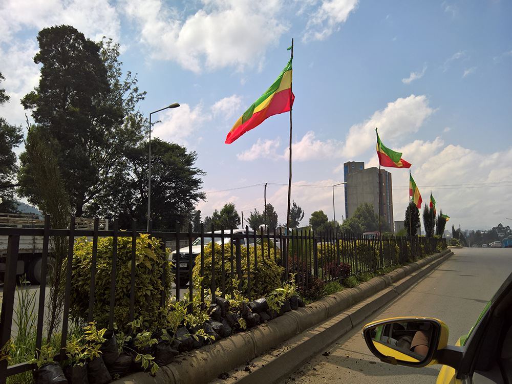 Katunäkymä Addis Abebassa, lippuja liehumassa.