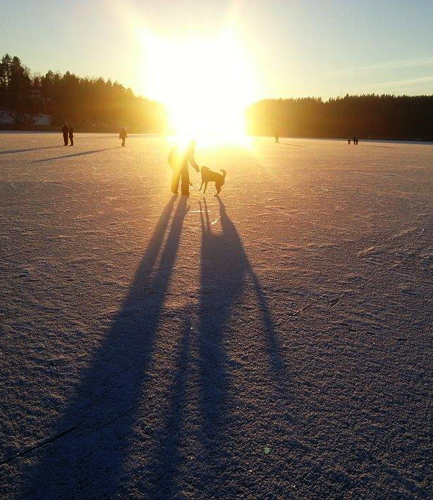 Aurinkoisilla ilmoilla Jyväsjärvi täyttyy hiihtäjistä, luistelijoista, potkukelkkailijoista ja kävelijöistä. Kävimme kämppisteni Lindan (vas.) ja Tillan (oik.) kanssa jäällä riehumassa.