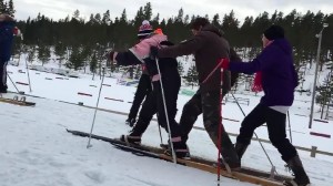 (c) Juho-Erik Rissanen Lankkuhiihtoa Paavonrinteiden hiihtoladulla.