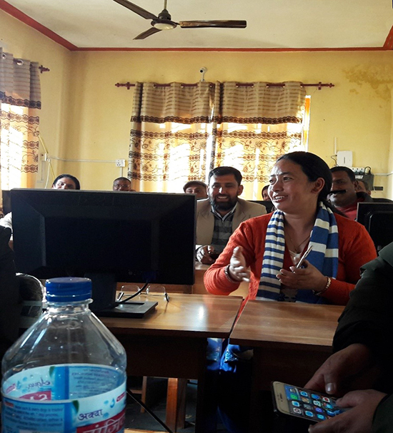 Opettajankouluttajia Surkhetissa keskustelemassa puhelimen käytöstä opiskelussa.