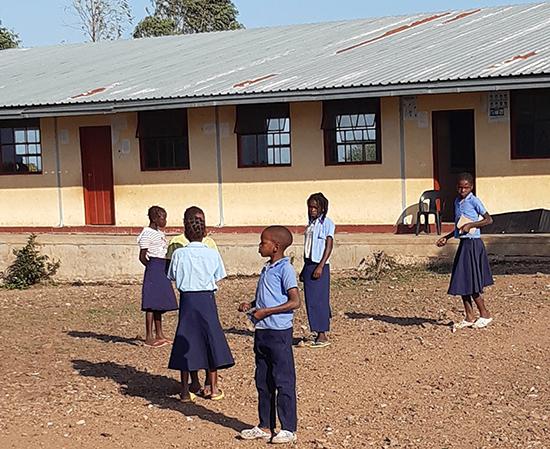 Mosambikilaisia koululaisia koulun pihassa