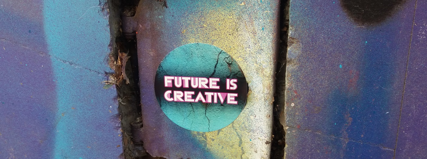 Valokuva seinästä, jossa teksti "Future is Creative".