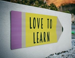 Kyltti, jossa lukee "love to learn".