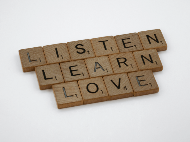 Pinistä kirjainpaloista koottu lause: LISTEN, LEARN, LOVE