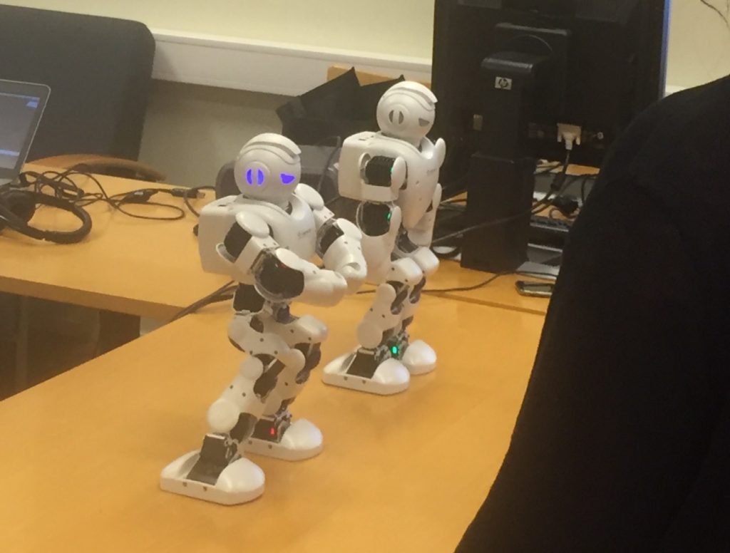 Robotit pöydällä