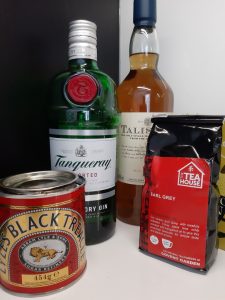 Briteistä tuttuja elintarvikkeita. Alkoholi on taloudellisesti merkittävä vientituoteryhmä ja erityisesti Skotlannissa viskiviennin merkitys kansantalouteen on erittäin huomattava.