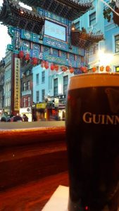 Kulttuurien sulatusuunissa Lontoossa irlantilainen stout ja kiinalaiset lyhdyt sulautuvat yhteen viehättävällä tavalla